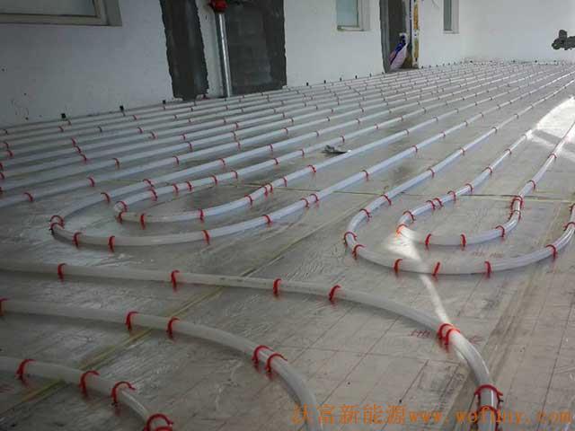 青島德沃幼兒園空氣源熱泵項(xiàng)目施工案例地暖施工、主機(jī)施工，空氣源熱泵項(xiàng)目調(diào)試成功，項(xiàng)目展示實(shí)例——空氣源熱泵地暖鋪管1