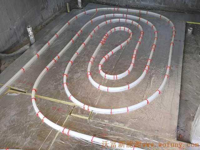 青島德沃幼兒園空氣源熱泵項(xiàng)目施工案例地暖施工、主機(jī)施工，空氣源熱泵項(xiàng)目調(diào)試成功，項(xiàng)目展示實(shí)例——空氣源熱泵地暖鋪管3