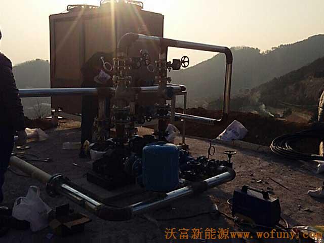 青島德沃幼兒園空氣源熱泵項(xiàng)目施工案例地暖施工、主機(jī)施工，空氣源熱泵項(xiàng)目調(diào)試成功，項(xiàng)目展示實(shí)例——空氣源熱泵主機(jī)安裝