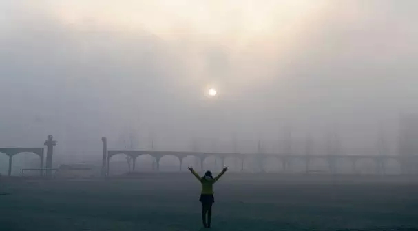 PM2.5指數爆表，城市全部陷入蒙蒙霧天